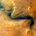  <p>La "Reull Vallis" vue le 15 janvier 2004 par la caméra spectrale à haute définition de Mars Express située à 273 km d'altitude. Largeur réelle du terrain photographié : 100 kilomètres<br class='autobr' />
(Photo ESA)</p>