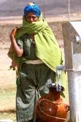 <p>Les changements climatiques freineront encore plus l'accès à l'eau<br class='manualbr' />(© photo OMS/P.Virot)</p>