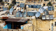  <p>Les toits d'Amman : paraboles, panneaux solaires et réservoirs d'eau<br class='manualbr' />(© D.Bajurin-Fotolia.com)</p>