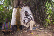  <p>Au pied de l'Iroko sacré à Zimon, des conservateurs<br class='manualbr' />de la forêt, à la fois<br class='manualbr' />botanistes et thérapeutes</p>