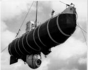  <p>Le bathyscaphe 'Trieste',<br class='manualbr' />avant sa plongée<br class='manualbr' />dans la fosse des Mariannes<br class='manualbr' />©Official photograph US Navy</p>