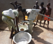  <p>Peut-on imaginer que<br class='manualbr' />les tarifs de l'eau en milieu urbain puissent cofinancer des équipements de collectivités rurales voisines ?<br class='manualbr' />(photo IAS)</p>