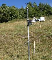  <p><small>Station de mesures climatologiques installée<br class='manualbr' />sur les prairies de Chermignon<br class='manualbr' />par le projet MontanAqua<br class='manualbr' />(photo : E. Reynard).</small></p>