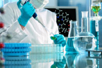  <p>Les effluents de laboratoire<br class='manualbr' />(solvants, colorants, etc.) <br class='manualbr' />sont aussi des polluants potentiels des milieux aquatiques<br class='manualbr' />(A.Raths – Fotolia)</p>