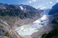  <p>Le lac du glacier du Trift,<br class='manualbr' />à 1'700 mètres d'altitude <br class='manualbr' />(© swiss-image.ch/Max Schmid)</p>