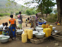  <p>Scène classique autour d'une pompe à motricité humaine :<br class='manualbr' />elle fonctionne 24 heures sur 24 et fournit plus de 200 m3 d'eau par jour (Photos B.Capo-Chichi)</p>