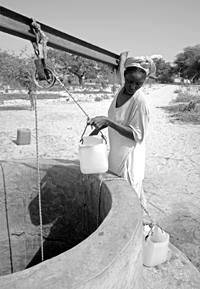  <p>Sénégal, femme tirant l'eau d'un puits dans la région de Kérémé<br class='manualbr' />© Alain Gualina</p>