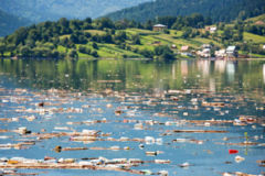  <p>Même dans les Préalpes, les lacs sont plus qu'on ne l'imagine exposés désormais à la pollution plastique<br class='manualbr' />(© Stéphane Bidouze - Fotolia.com)</p>