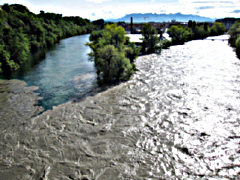  <p><small>Crue de l'Arve au confluent du Rhône<br class='manualbr' />à Genève, le 2 mai 2015 </small></p>