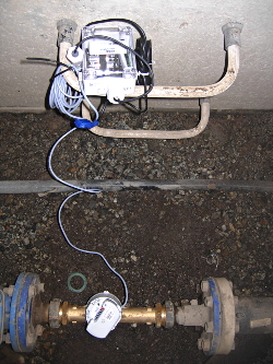  <p><small>À Megève, relevé de distribution d'eau dans<br class='manualbr' />un regard (enterré dans le domaine public) :<br class='manualbr' />une tête de lecture est fixée sur le compteur<br class='manualbr' />et reliée par câble à un <i>datalogger</i><br class='manualbr' />(enregistreur de données) <small><i>(M.Calianno)</i></small></small></p>