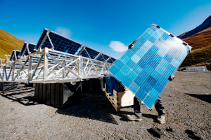  <p><small>Assemblage des structures flottantes et des panneaux<br class='manualbr' />photovoltaïques à proximité du lac <small><i>(© Romande Energie)</i></small></small></p>