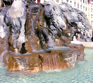  <p><small>Lyon : Fontaine Bartholdi, place des Terreaux<br class='manualbr' /><small>(<i>photos aqueduc.info</i>)</small></small></p>