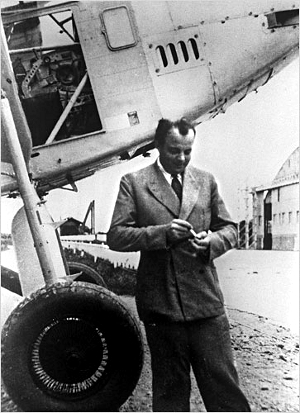  <p><small>Saint-Exupéry en 1933 à Toulouse<br class='manualbr' /><small><i>(Photo AFP/ NY Times/dom.public)</i></small></small></p>