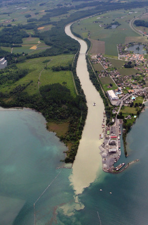  <p><small>Embouchure du Rhône dans le Léman :<br class='manualbr' />chaque année le fleuve déverse dans le lac<br class='manualbr' />plusieurs millions de tonnes de sédiments.<br class='manualbr' /><small><i>(photo Wikipedia/rama - 2 juin 2007)</i></small></small></p>