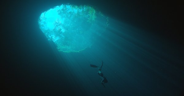  <p>Au Mexique, les <i>cénotes</i> sont des puits naturels, remplis d'eau et parfois très profonds,<br class='manualbr' />dissimulés dans la forêt. Camila Jaber entretient une relation toute particulière<br class='manualbr' />avec ces eaux souterraines. Elle y pratique la plongée libre, en apnée :<br class='manualbr' /><i>« Quand j'étais petite, je plongeais déjà dans les cénotes et j'y retournais très souvent.<br class='manualbr' />Dans la culture maya, c'était une porte d'entrée vers un autre monde, celui des âmes.<br class='manualbr' />On y faisait des sacrifices pour demander de la pluie aux dieux. C'était un lieu sacré. »</i></p>
