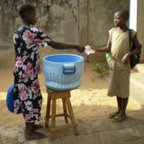  <p>L'eau en sachets :<br class='manualbr' />solution très populaire<br class='manualbr' />mais pas sans risques<br class='manualbr' />(photo B.Capo-Chichi)</p>