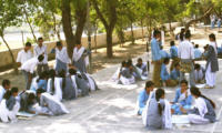  <p>Travaux en groupes dans une école de la région himalayenne</p>