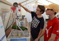  <p>Sur le stand des Services industriels de Delémont,<br class='manualbr' />des enfants se familiarisent<br class='manualbr' />avec diverses problématiques liées à l'eau (photo M.Montavon)</p>