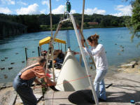  <p>Les chercheurs, grâce à des pièges en forme d'entonnoir, ont pu capter le méthane remontant du fond du lac de Wohlen<br class='manualbr' />(photo © Eawag).</p>