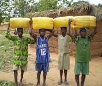  <p>Sur le chemin de la maison, <br class='manualbr' />corvée d'eau pour les écoliers<br class='manualbr' />au retour des classes</p>