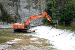  <p><small>Démolition du barrage de Matabosch<br class='manualbr' />sur le Rio Ter, en Catalogne (juillet 2021) <br class='manualbr' /><small><i>(Image extraite du rapport Dam Removal Europe<br class='manualbr' />© Agencia Catalana del agua)</i></small></small></p>