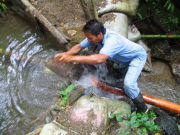  <p>Fontainier à l'œuvre<br class='manualbr' />sur une prise d'eau</p>